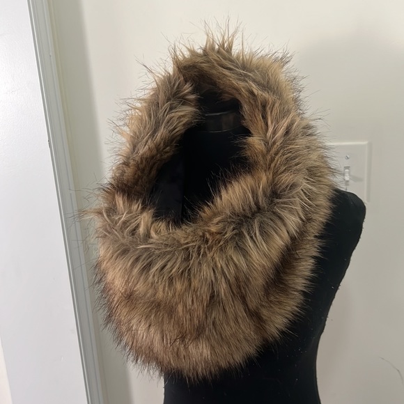 Danier chunky Faux Fur Warm Neck Scarf Hood Size OS - Picture 3 of 8
